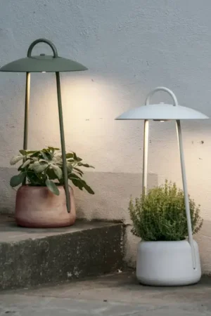 Offre Spéciale Lampe d'extérieur avec jardinière en argile, aluminium et laiton - Cappello