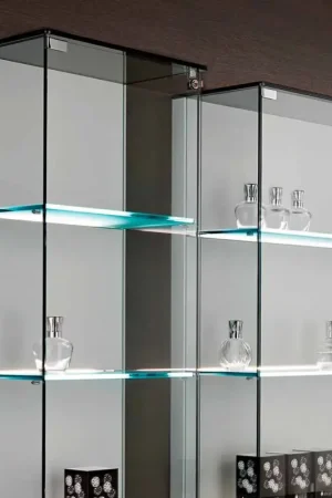 Vitrine murale en verre et bois blanc, roulettes et étagères lumineuses - Armilla Meilleur Prix